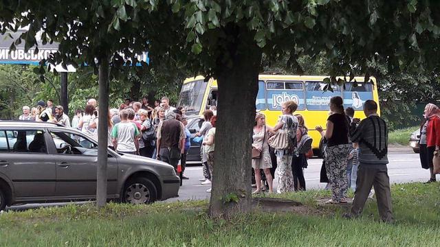 Львівяни перекрили вулицю через сміття 06