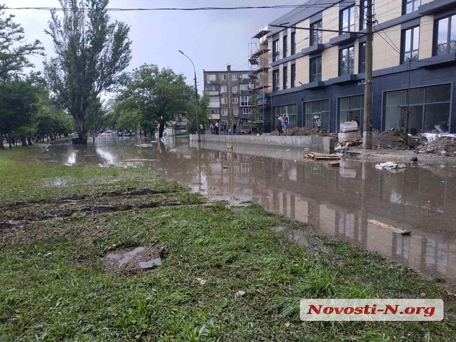 Десятки автомобілів потонули після зливи в Миколаєві 06