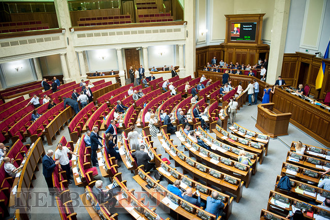 Лозовий, ставши навпочіпки, спантеличив Ляшка, емоційна суперечка Червакової і Карпунцова і порожній сесійний зал, - день роботи ВР 22 червня 04