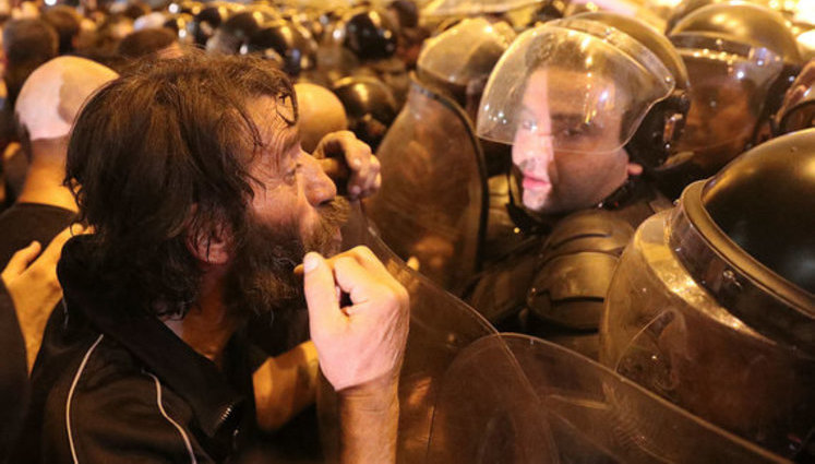 Поліція в Тбілісі застосувала проти протестувальників сльозогінний газ, кийки і ґумові кулі. ВIДЕО