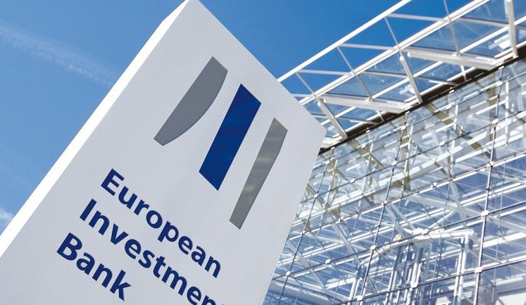 Украина одолжила 320 миллионов евро на закупку вакцин и модернизацию "Борисполя"