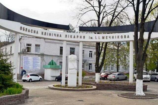 Вибачте за все: в Дніпрі пацієнт лікарні ім. Мечникова викинувся з вікна, - ЗМІ 01