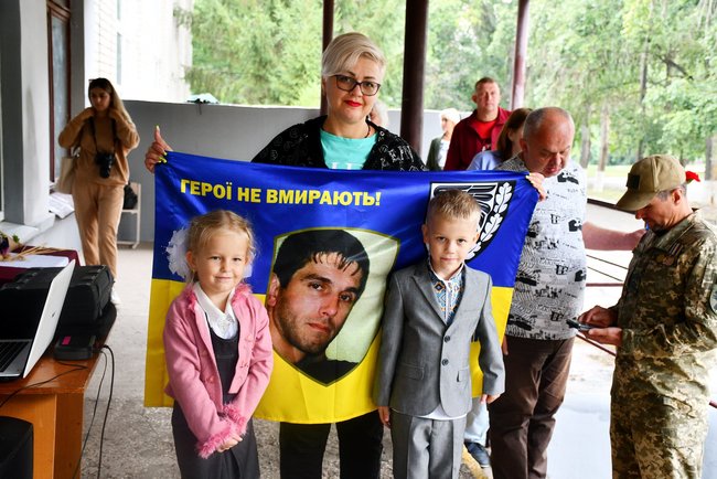 Меморіальну дошку загиблому під час виходу з Іловайська воїну 93-ї ОМБр Василю Логвиненку відкрили в Нікополі 02