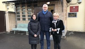 Дружина і дочка Сущенка побували на побаченні з українським журналістом у московському СІЗО, - Фейгін. ФОТО