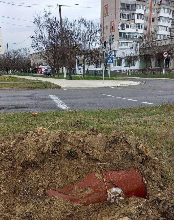Россияне в Новой Каховке закапывают на перекрестках бочки с неизвестным содержимым, - Хлань 01
