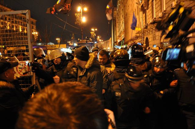 Полиция задержала главу "Добровольческого движения ОУН" Коханивского после потасовки между протестующими и правоохранителями 03