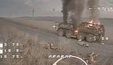три росіянина лежать поблизу палаючого бтр
