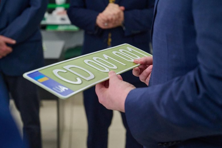 В Україні ввели новий стандарт дипломатичних номерів