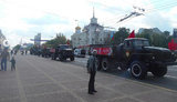Оккупанты устроили в Луганске автопробег и парад военной техники с советскими и российскими флагами. ВИДЕО
