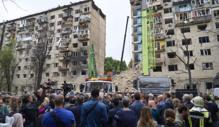 Іноземні дипломати відвідали місце удару РФ по будинку в Києві. ФОТОрепортаж