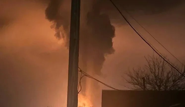 На Кубани вторые сутки горит НПЗ после удара дронов