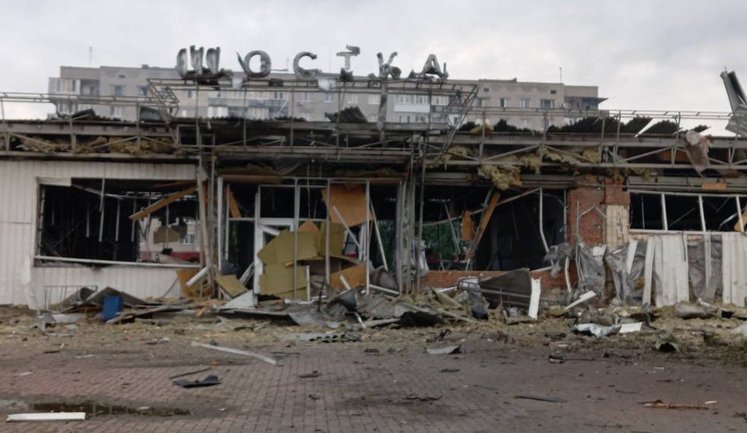 РФ кількома десятками дронів знищила будівлю вокзалу у Шостці. ФОТО
