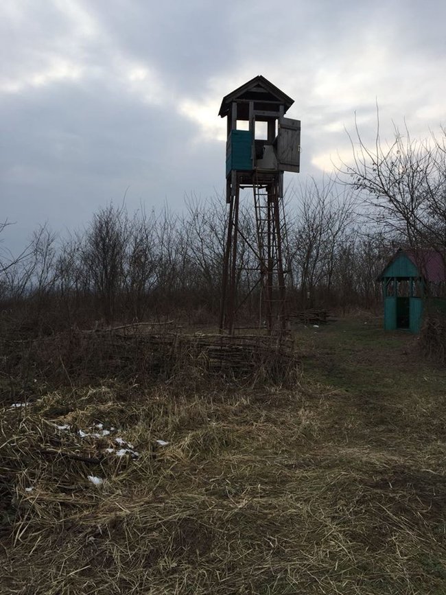 Дві приватні спостережні вежі знесли на Закарпатті, - військова прокуратура 03
