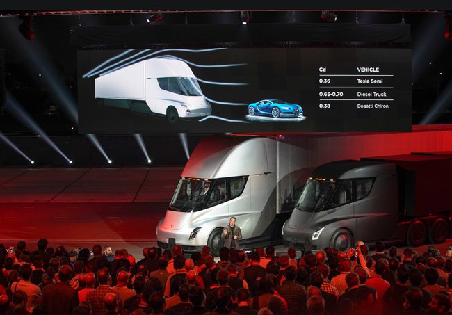 Tesla представила электрогрузовик и спорткар 02