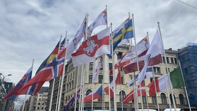 Государственный флаг Беларуси в Риге заменили бело-красно-белым: Флаг, символизирующий режим государственного терроризма, неуместен в городе 02