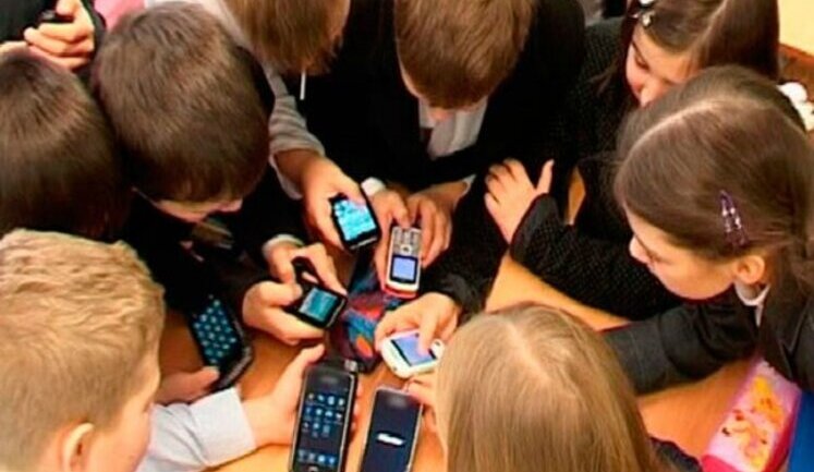 В школах Украины планируют ограничить использование телефонов во время уроков: что предусматривает законопроект