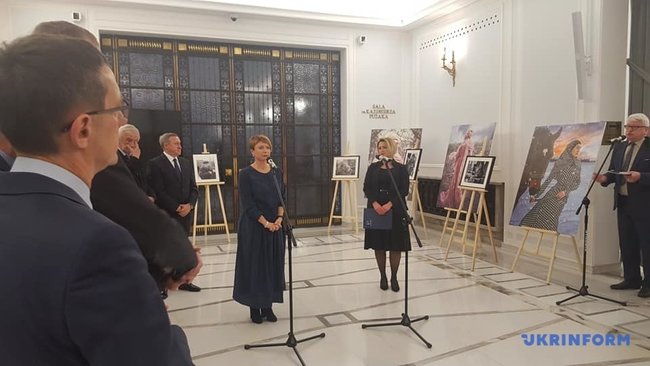В Сейме Польши открылась выставка, посвященная Амине Окуевой 12