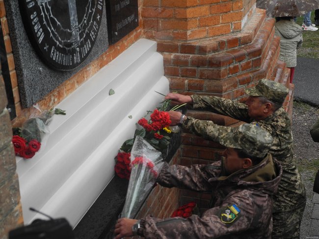 У Харкові відкрили меморіальну дошку Героям Небесної Сотні і загиблим у теракті біля Палацу спорту 05