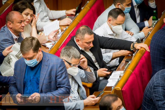 Предвыборные страсти в партийных чатах, красное платье Пидласой и фотопоказ от Янченко, - работа Рады 14 июля 09