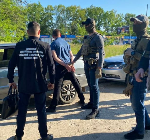 На Херсонщине при получении 14 тыс. грн взятки задержаны полицейский и военнослужащий ВСП, - прокуратура 02