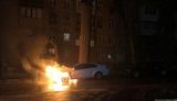 Біля посольства РФ у Києві спалили автомобіль з дипломатичними номерами. ФОТОрепортаж