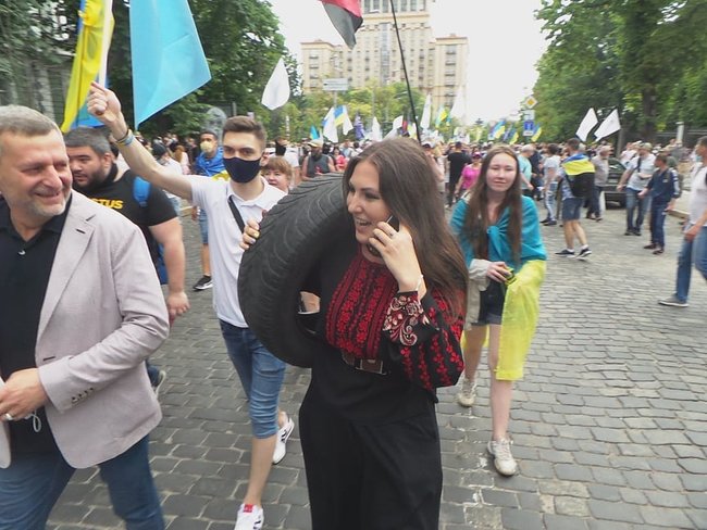 Прихильники Порошенка провели мітинг під Офісом президента 04