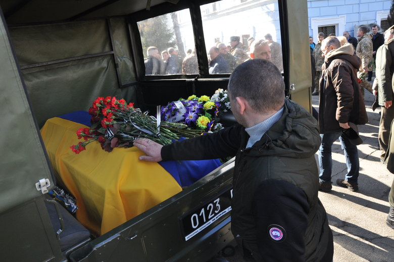 В Києві попрощалися із загиблим внаслідок російського обстрілу розвідником 30-ї ОМБр Антоном Сидоровим 60