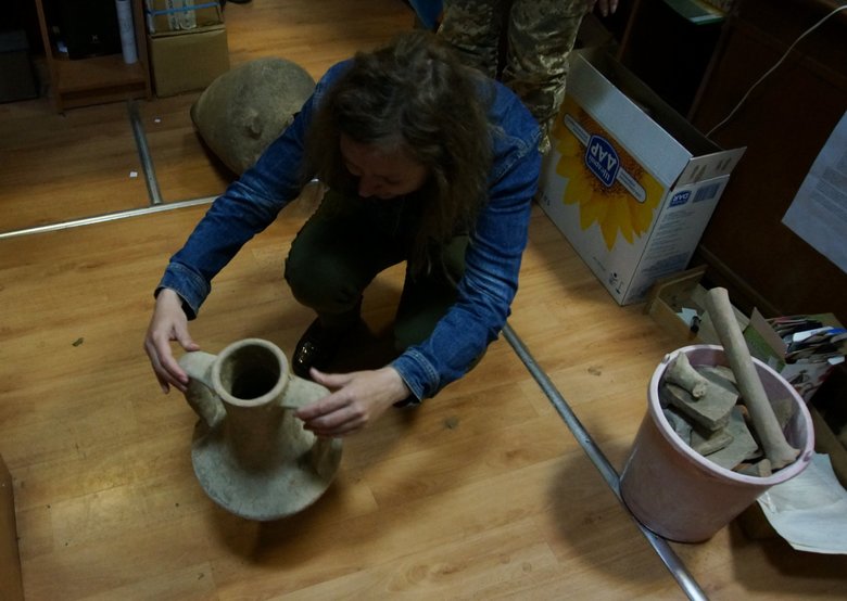 Українські воїни знайшли старовинні амфори під час риття окопів на Одещині 04 Українські воїни знайшли старовинні амфори під час риття окопів на Одещині 04