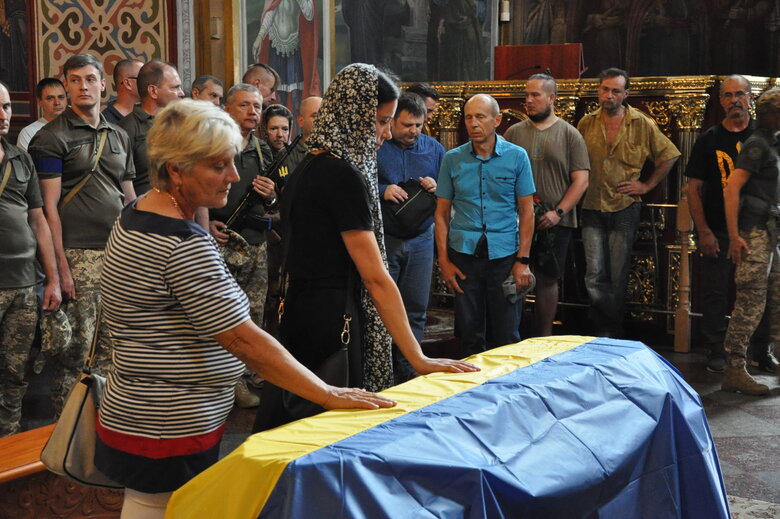 Із загиблим в бою з окупантами воїном Романом Барвінком (Скрипалем) попрощалися в Києві 33