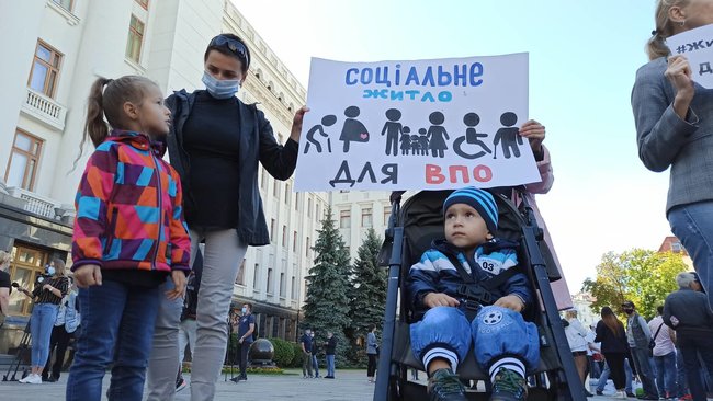 Переселенцы пикетировали ОП с требованием возобновить работу жилищных программ: Ми вдома, але без будинку! 03