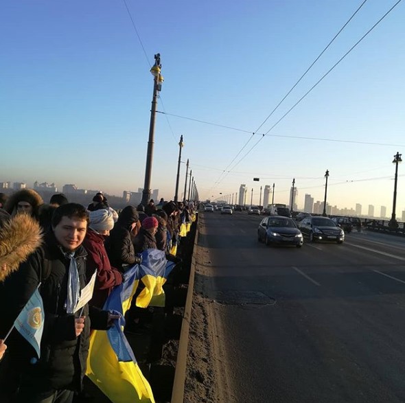 Українці створили живий ланцюг Соборності на мосту Патона в Києві 01 Українці створили живий ланцюг Соборності на мосту Патона в Києві 01