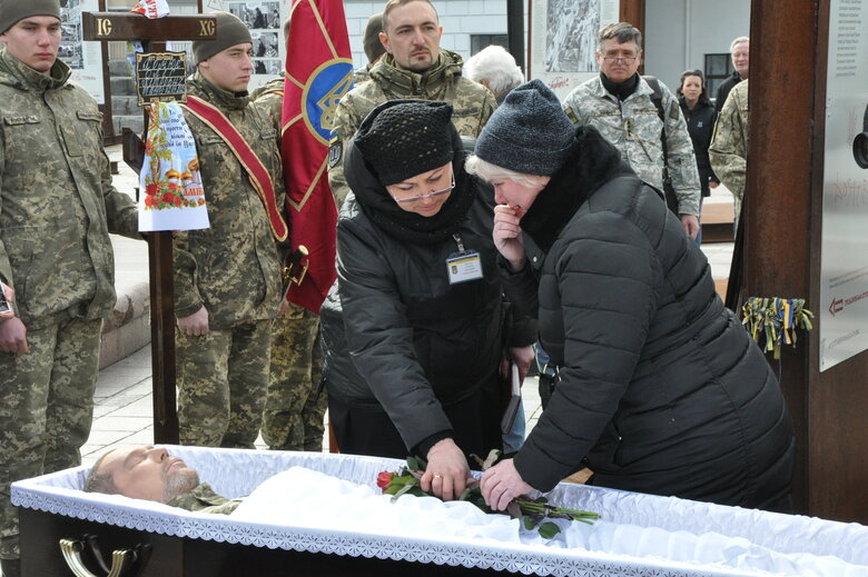 Із воїнами Олегом та Микитою Хомюками попрощалися у Києві: Батько та син загинули в бою проти окупантів під Бахмутом 28