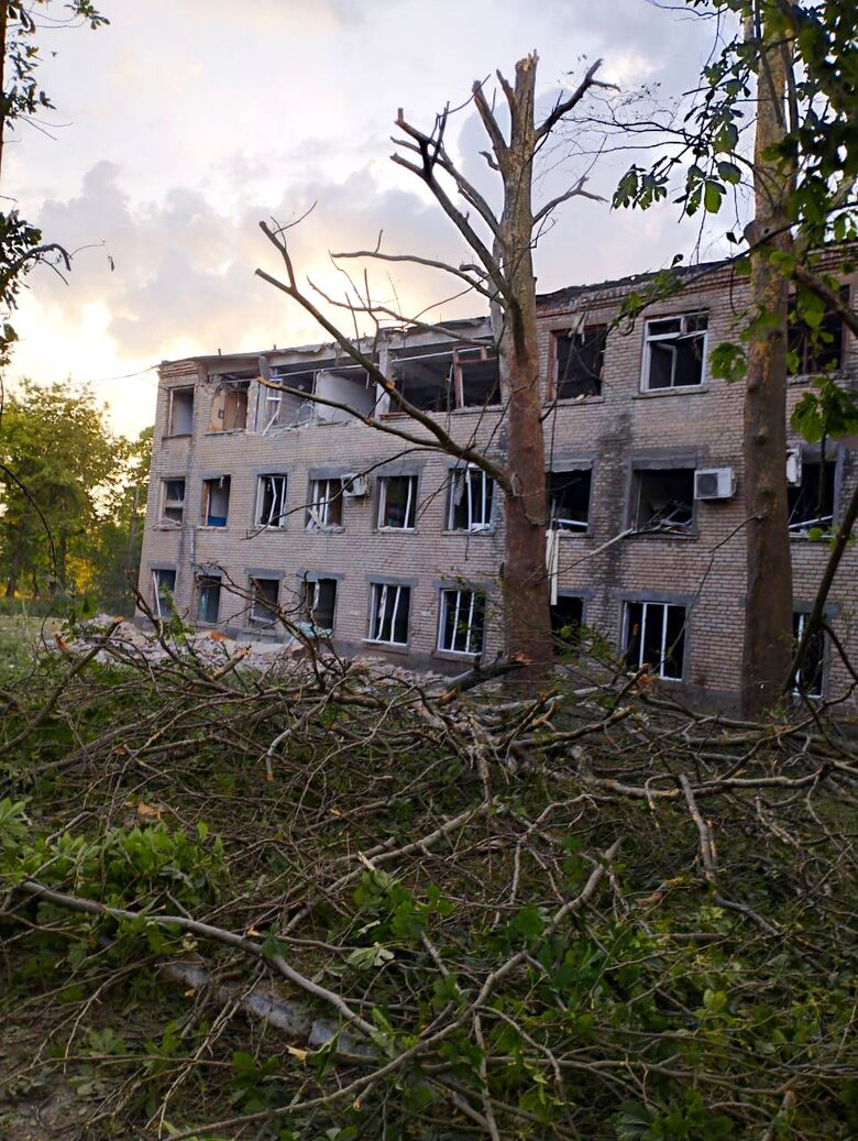 Унаслідок обстрілу Херсонщини пошкоджено житлові будинки, церкву, гуртожиток, навчальний заклад та зерносховище 06
