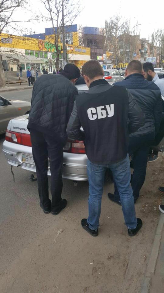 На хабарі в 7 тисяч в Херсоні затримано поліцейського, - Сарган 01