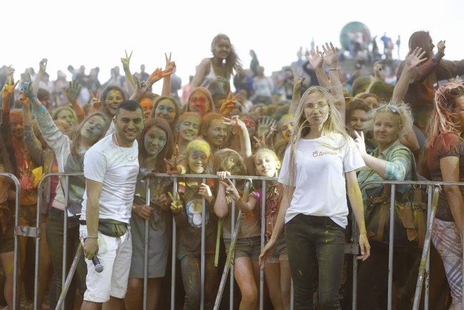 Майже 3 тисячі учасників і півтонни фарб, - у Дніпрі провели Kolir Fest 06