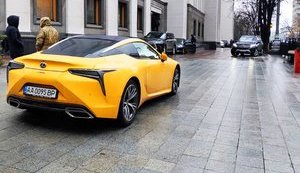 Завгосп ВР Денисов похвалився елітним Lexus LС 500Н на тротуарі біля стін парламенту. ФОТО