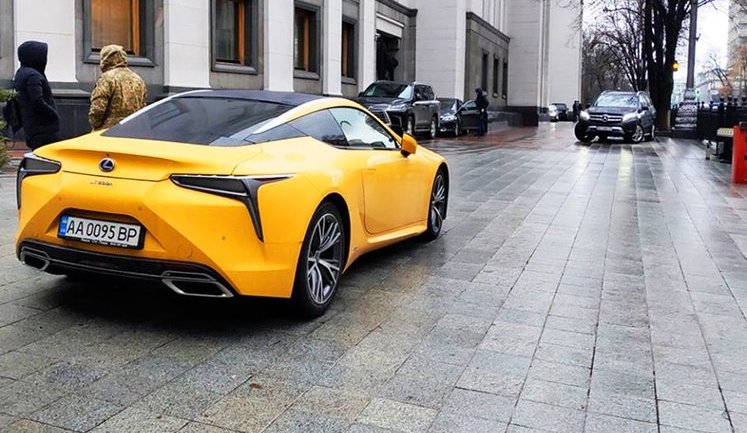 Завгосп ВР Денисов похвалився елітним Lexus LС 500Н на тротуарі біля стін парламенту. ФОТО