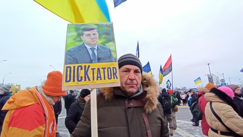 Прихильники Порошенка зібралися біля аеропорту Київ 37