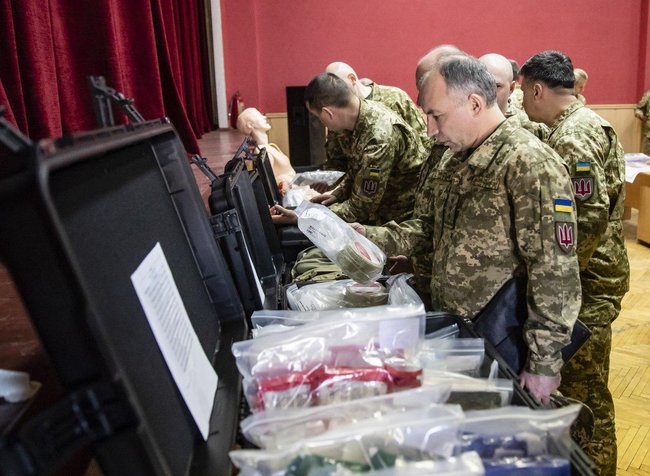 US transfers medical equipment to Ukrainian army 02