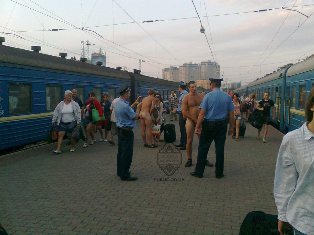 голые в поезде 