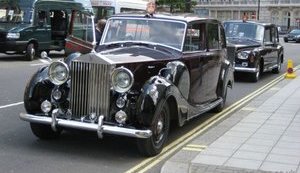 Королева Великобритании выставила на аукцион Rolls-Royce за $2,6 миллиона. ФОТО
