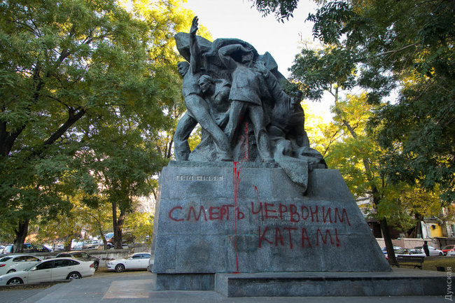 Памятник потемкинцам в Одессе облили красной краской 01
