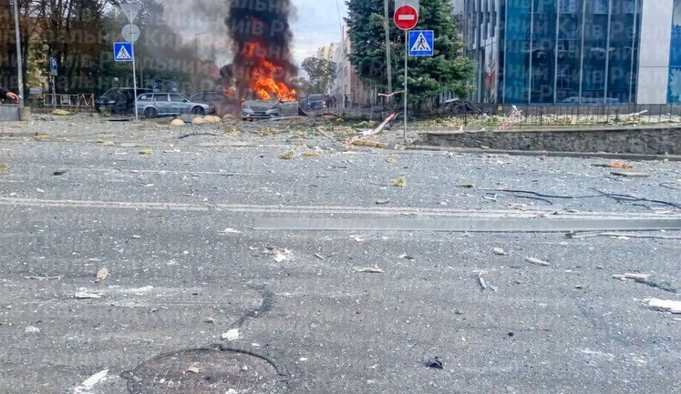 Рашисти вдарили по парковці в Києві: четверо загиблих, серед постраждалих дитина. ВІДЕО+ФОТО