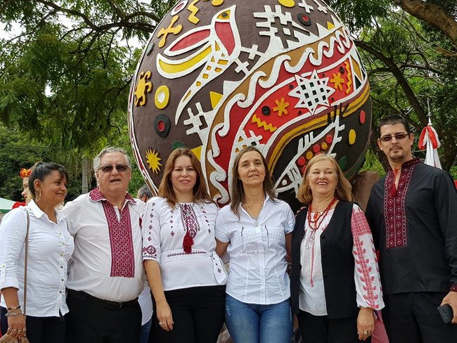 Памятник писанці встановили в Аргентині 04