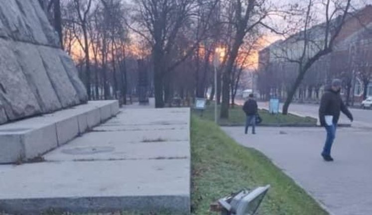 Сущенко: Призываем правоохранителей привлечь к ответственности вандалов, которые осквернили мемориал героям АТО в Умани. ФОТО