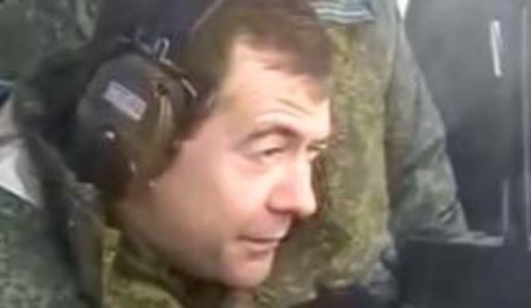 Медведев расстреливает Путина из пулемета. Шокирующий фильм об отношениях в Кремле от КПРФ. ВИДЕО.
