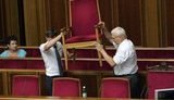 "Руки прочь от Тимошенко!": бютовцы заблокировали трибуну ВР