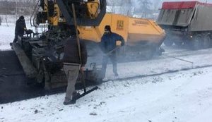 "Укравтодор" не будет платить за асфальт, уложенный в снег. ФОТО