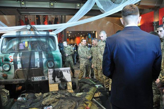 Виставка "Український Схід", присвячена АТО, відкрилася в Нацмузеї історії України у Другій світовій війні 17 Виставка "Український Схід", присвячена АТО, відкрилася в Нацмузеї історії України у Другій світовій війні 17