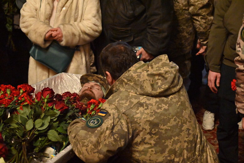 С погибшим защитником Украины, ультрас Динамо и политзаключенным времен Януковича Сергеем Павличенко простились в Киеве 04